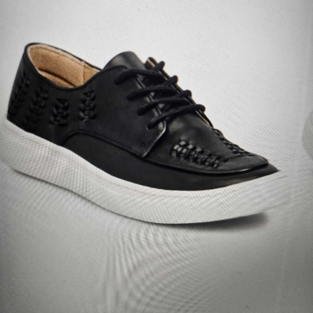 NIB Comfortiva Align Thayer Apron Toe Sneaker Black w White Sole. Size 8